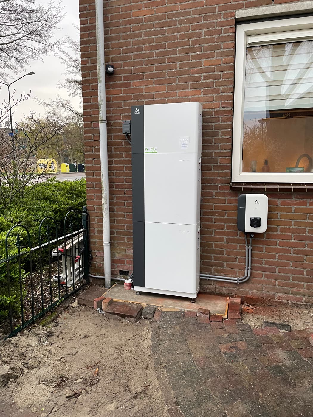 Door Eco Energy Solutions geplaatste thuisbatterij, thuisbatterij aan de gevel